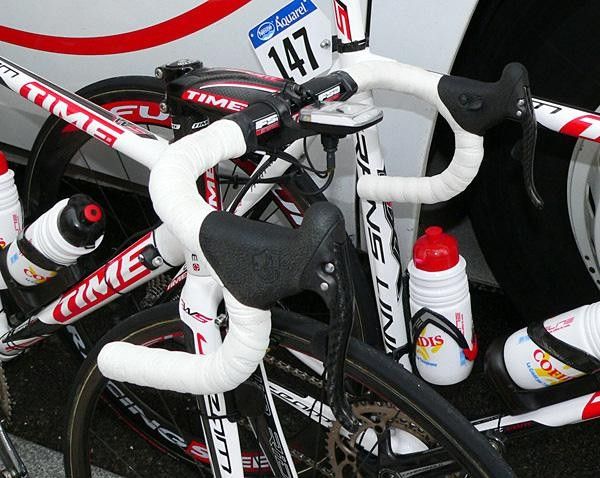 The electronic Ergopower levers look like standard issue