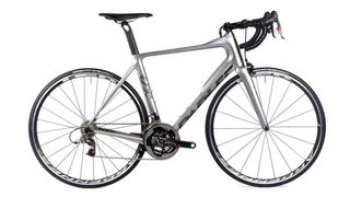 The ESX-R shares the same design as the range topping ESX but manufacturing changes have brought the price down by £700 and only added 100g to the overall frameset weight