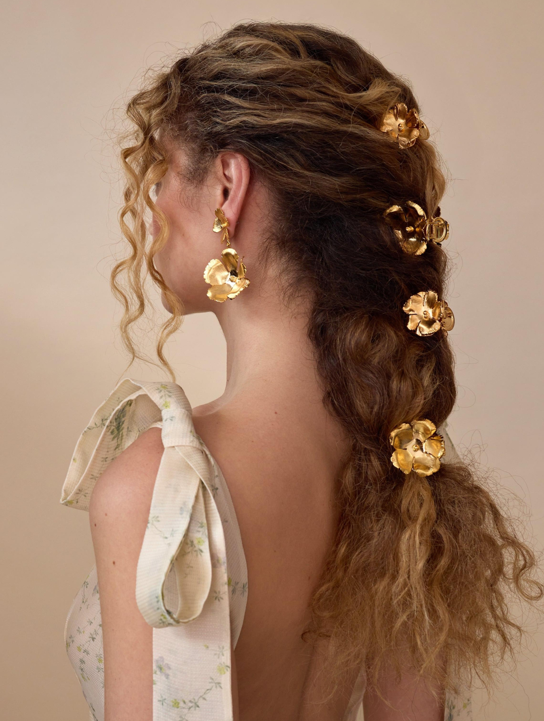 Woman with a honey glacé hair color.
