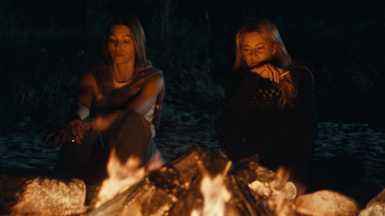 Jessica Biel and Elizabeth Banks in The Better Sister. 