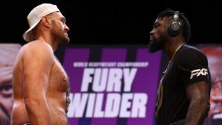 Tyson Fury og Deontay Wilder nedstirrer hinanden ved et pressemøde