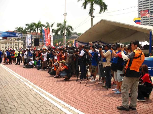 Photogprahers captured every moment of the winner's ceremony