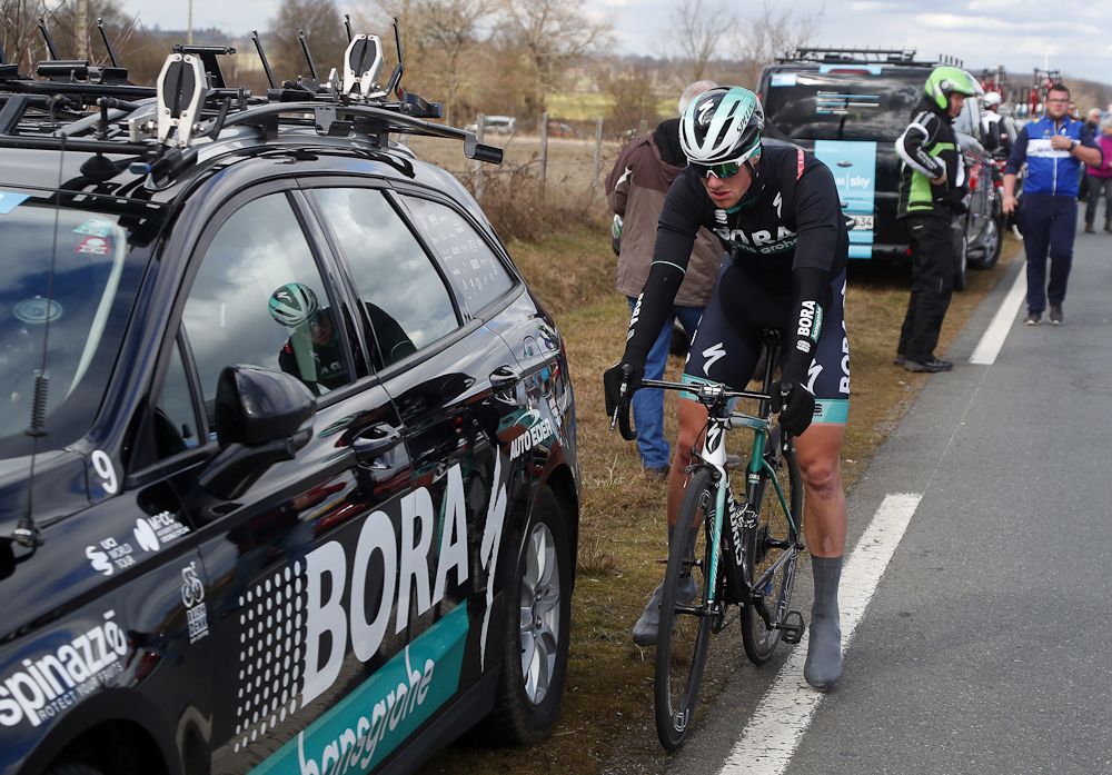 Sam Bennett (Bora - Hansgrohe) at the team car