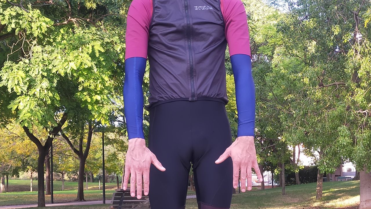 Male cyclist wearing Invani&#039;s Reversible Arm Warmers