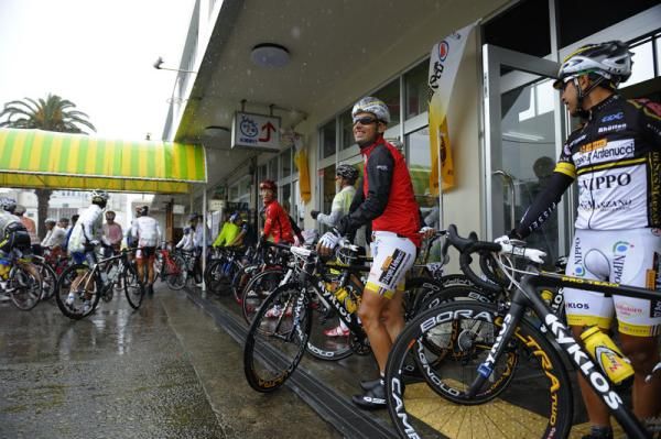 Riders were waiting for the race start in Singu station