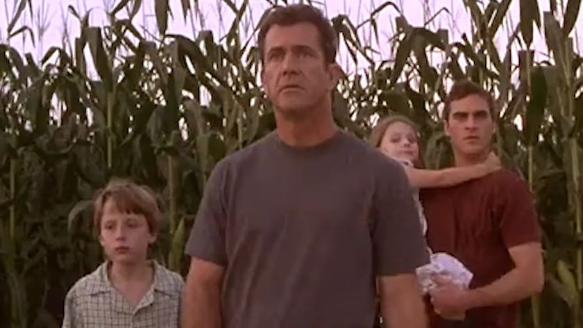 Mel Gibson out in a cornfield with Joaquiin Phoenix in Signs