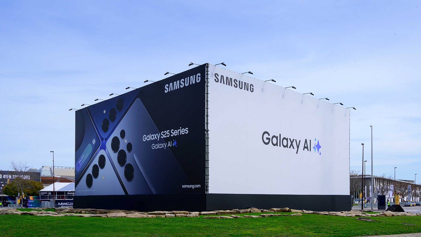 A billboard for the Samsung Galaxy S25 and one for Samsung Galaxy AI.