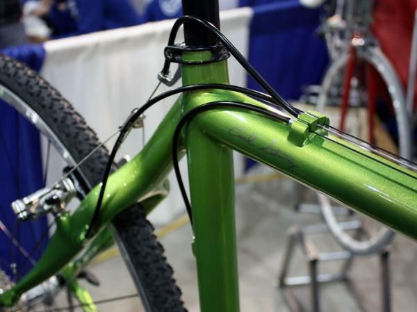 Top tube-routed cables keep them out of the way from mud and debris.