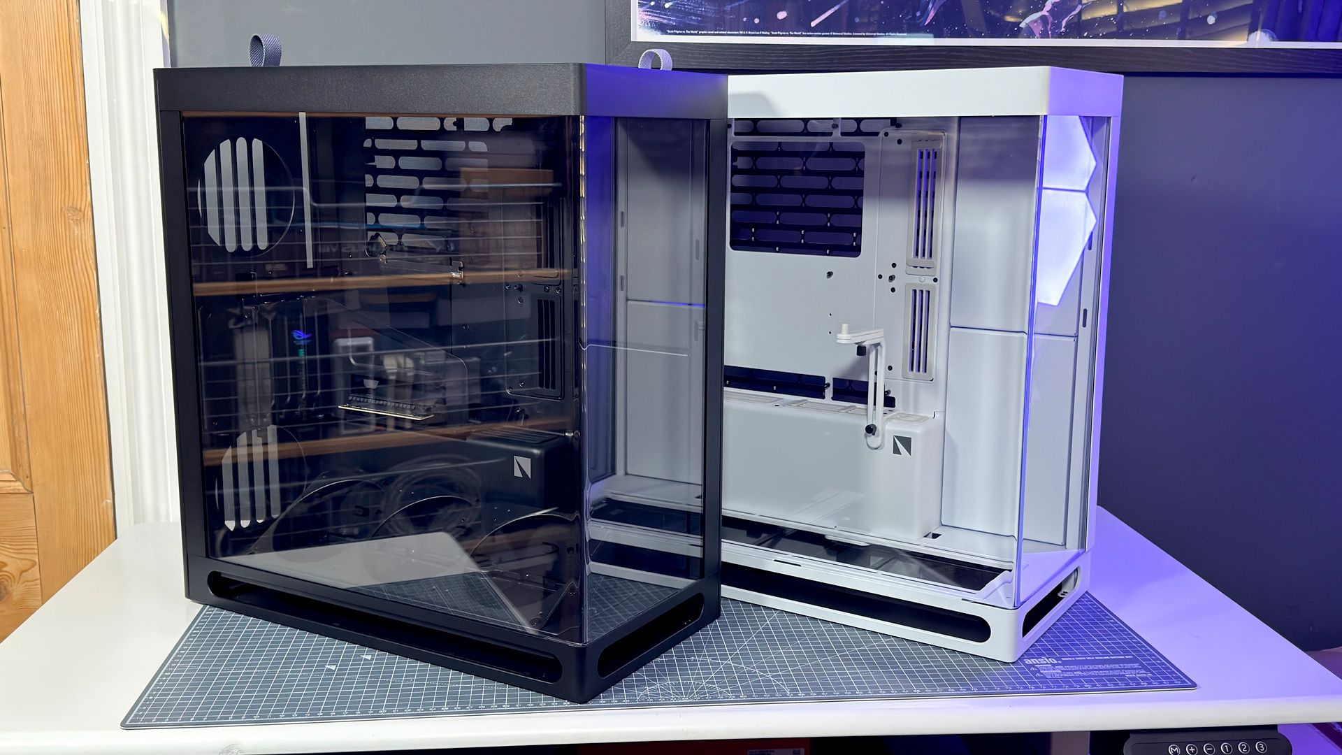 The Havn HS 360 PC case in black and white on a desk.