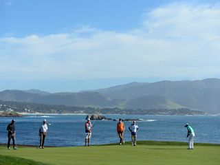 Sung Kang putts on the 18th green