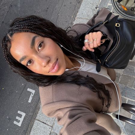 Creator @amaka.hamelijnck taking a selfie with luminous skin
