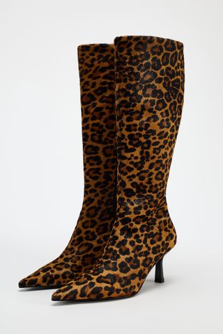 Lederstiefel mit Animal-Print und Absatz