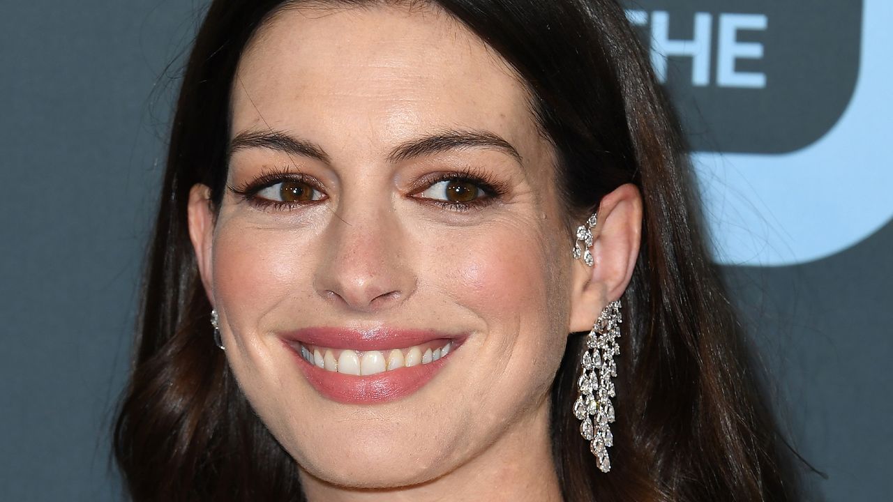 SANTA MONICA, CALIFORNIA - JANUARY 12: Anne Hathaway arrives at the 25th Annual Critics&#039; Choice Awards at Barker Hangar on January 12, 2020 in Santa Monica, California. (Photo by Steve Granitz/WireImage)