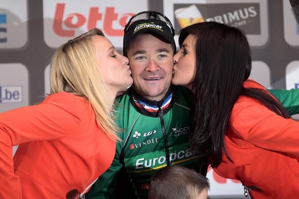 Kisses for race winner Thomas Voeckler