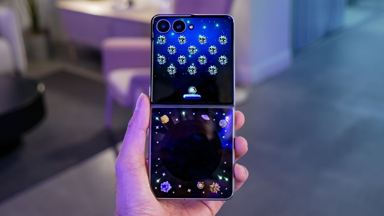 Samsung Galaxy Z Flip 8 hands-on.
