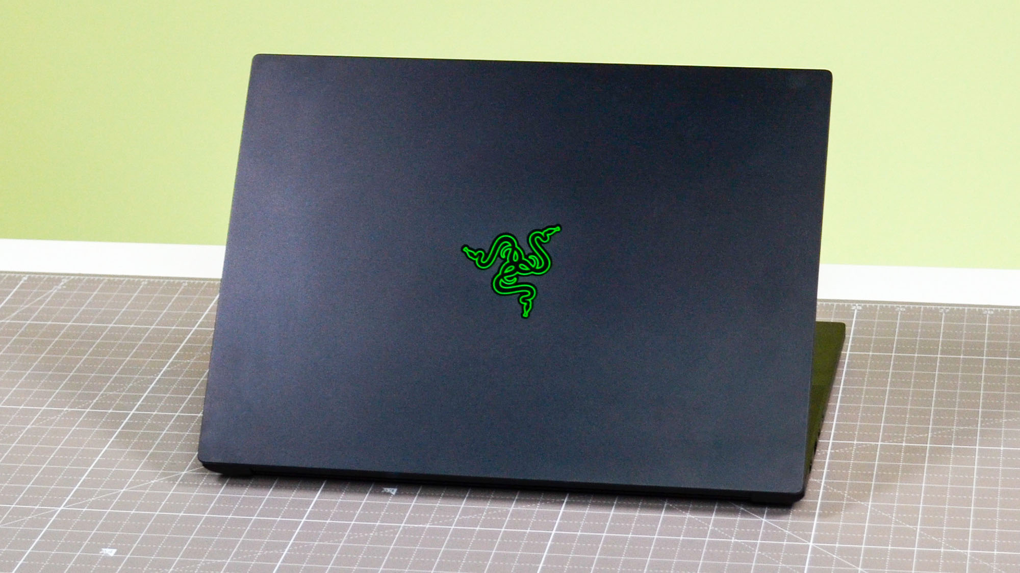 Un Razer Blade 14 (2024) sur un bureau de présentation