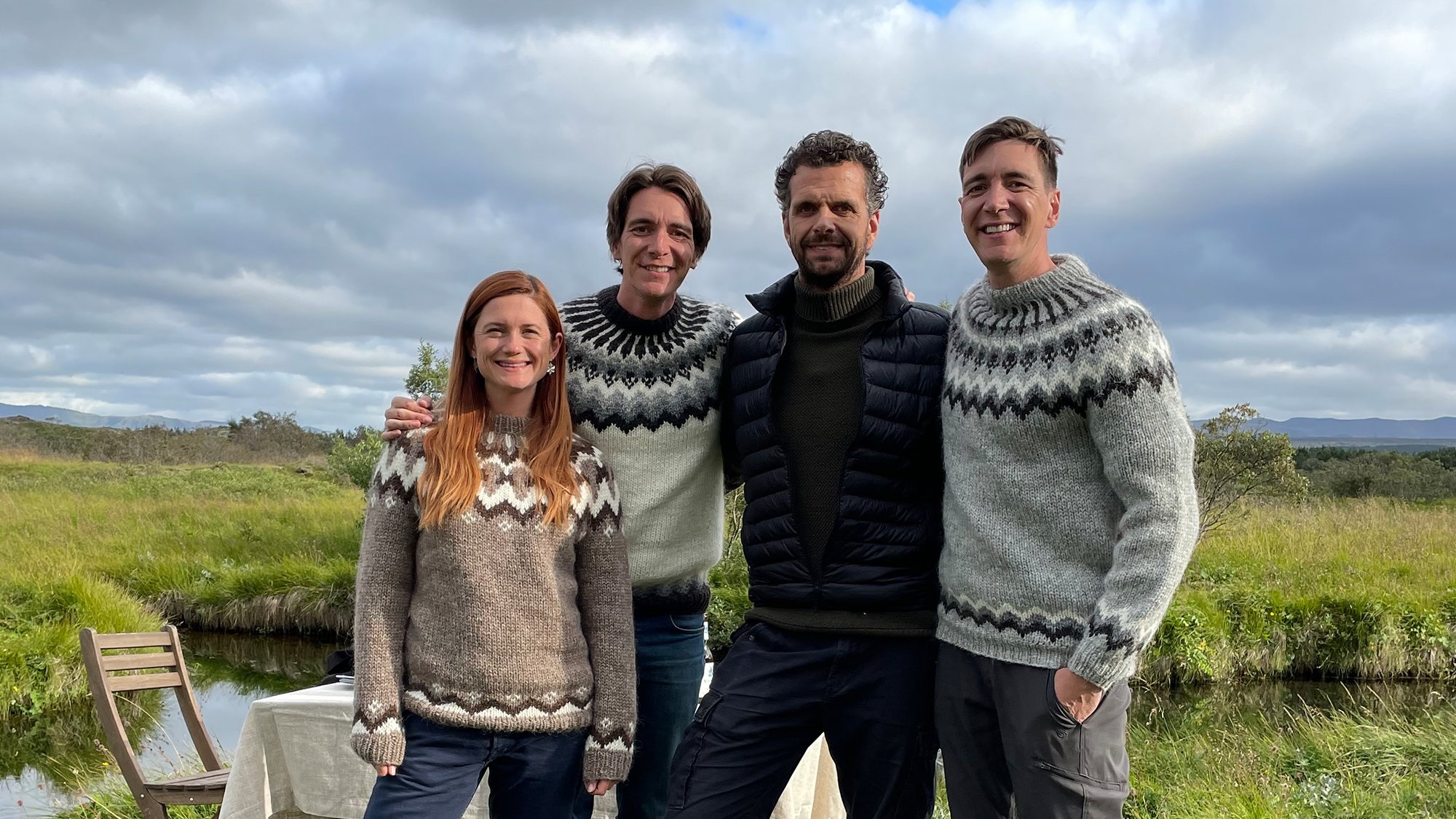 James Phelps och Oliver Phelps står med två av många vänner de träffar i den nya HBO Max-serien Fantastic Friends