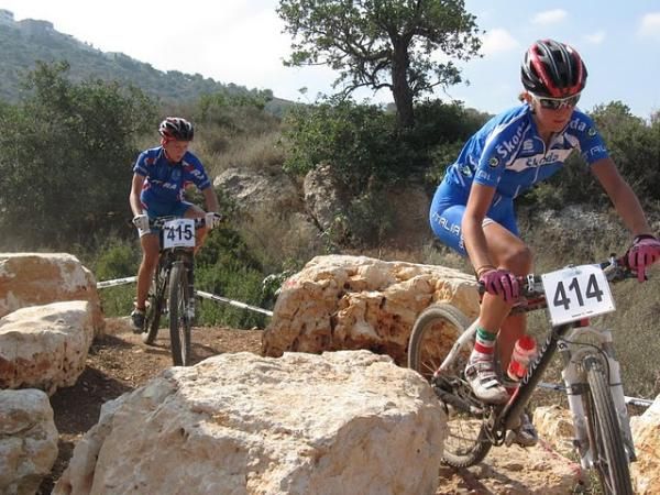 Serena Calvetti (Italy) leads a chaser through the rocks.