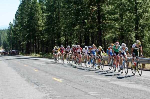 A larger group gets a gap on the way to the first KOM