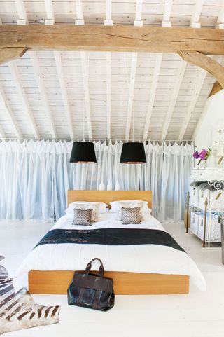 luckin-barn-master-bedroom