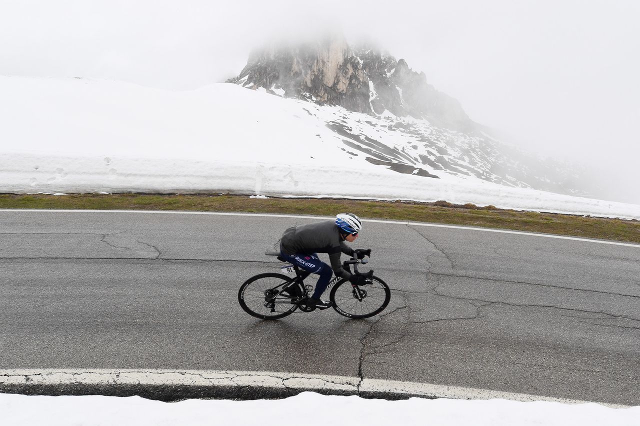 Remco Evenepoel descending the Passo Giau at the Giro d&#039;Italia 2021