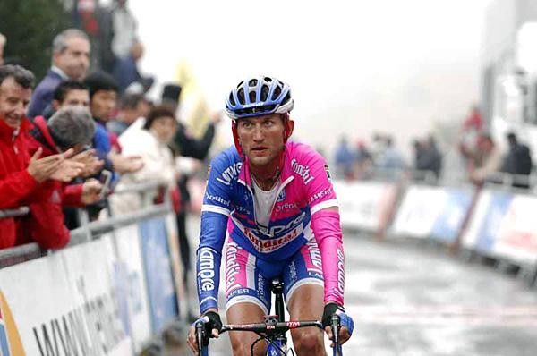 Sylvester Szmyd (Lampre-Fondital) finishes, tired.