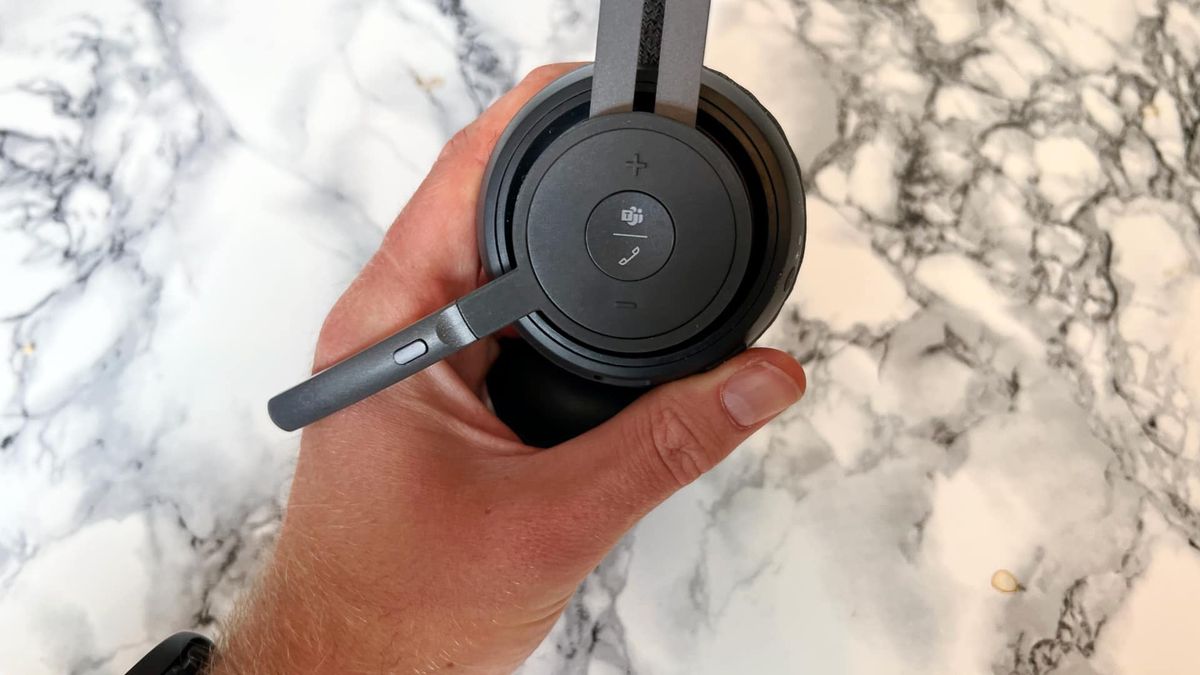 Logitech Zone wireless p&aring; ett marmorerat bord