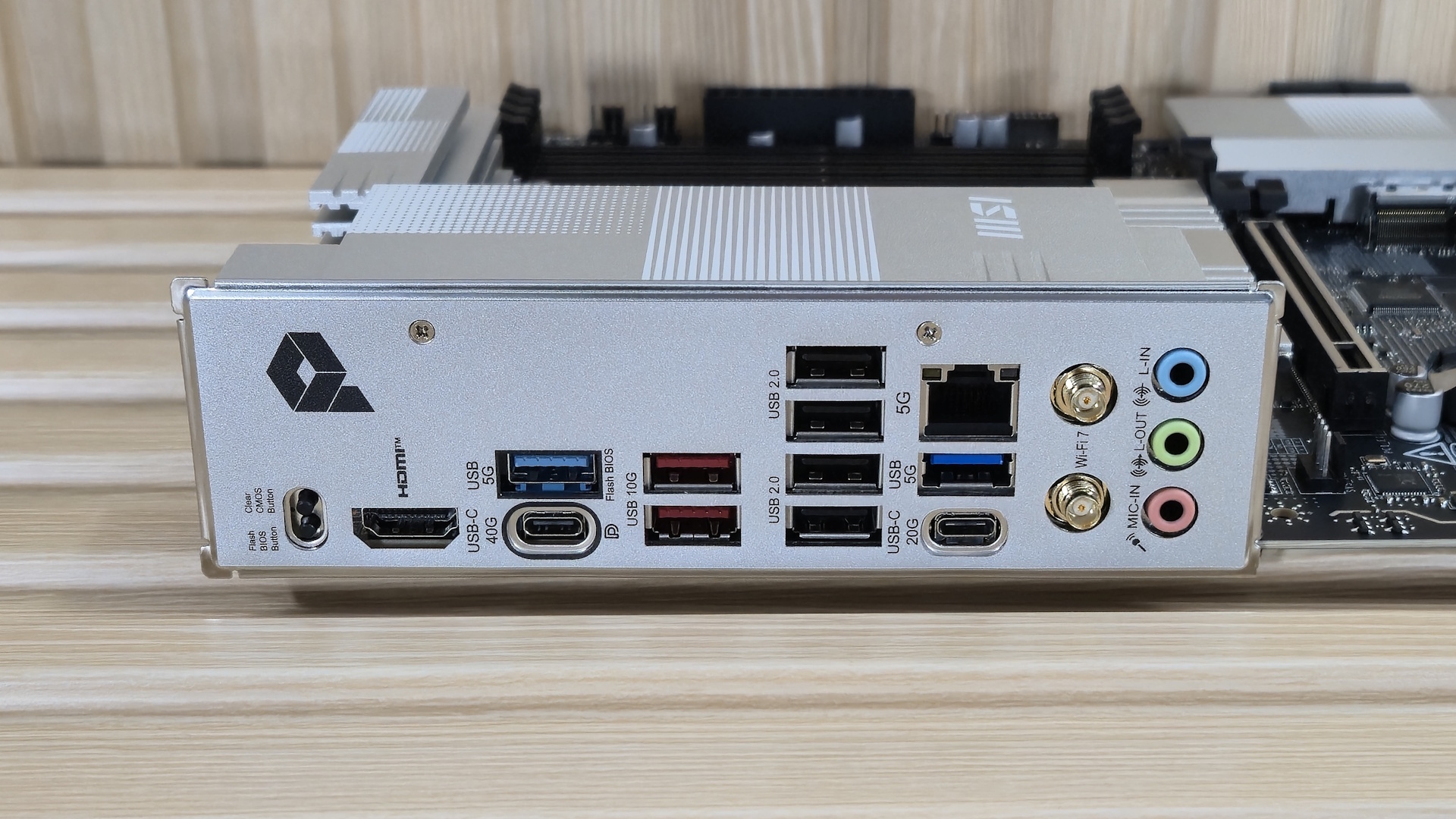 MSI Pro X870E-P Wifi - Rear IO