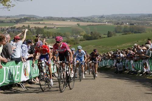 Michael Boogerd (Rabobank) (l) helps make the selection with Patrik Sinkewitz (T-Mobile).