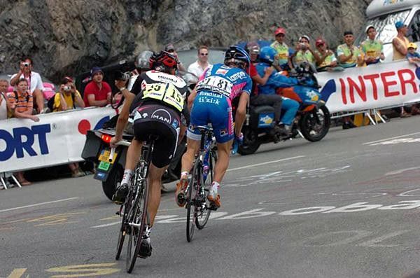 Frank Schleck (CSC) follows Cunego up
