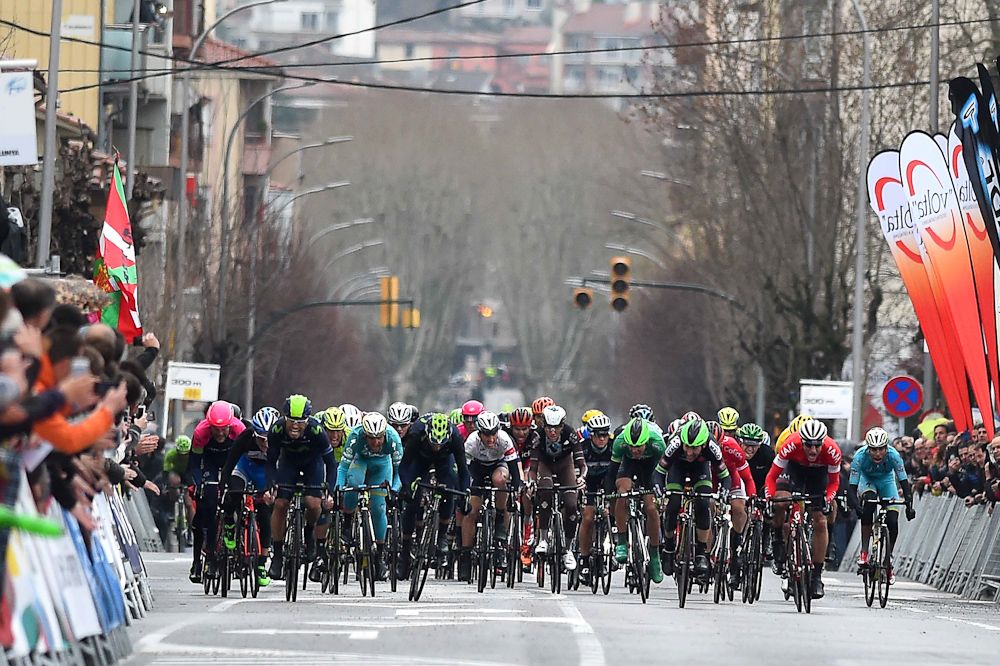 Rojas and Valverde hit out on opposite sides of the road.