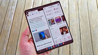 Samsung Galaxy Z Fold4, open with two apps.
