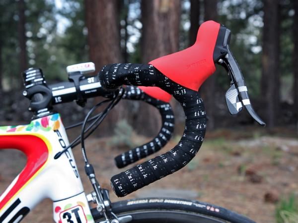 Jeremy Powers (Jelly Belly p/b Kenda) runs his SRAM levers high on his classic-bend bars - just like on his 'cross bike.