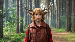 Gus steht in einem Wald in Sweet Tooth Staffel 1