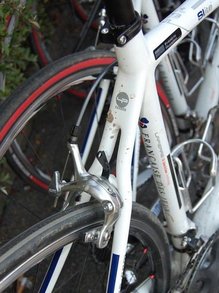 Fran&ccedil;aise des Jeux team bikes are further customized with more clearance over the top of the tire, thus requiring long-reach brake calipers.