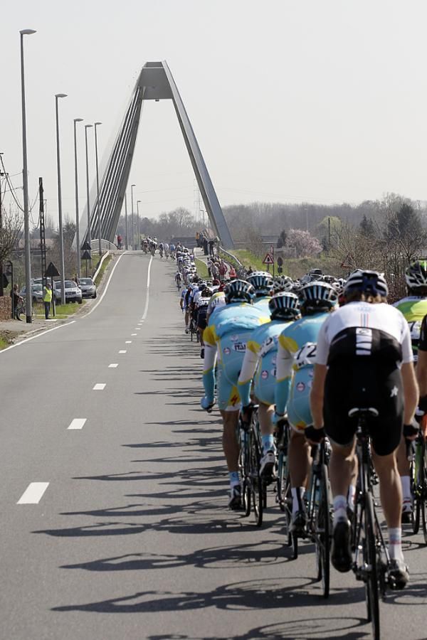 The peloton heads south toward Oudenaarde