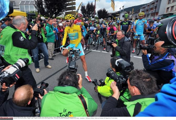 Vincenzo Niabli (Astana) surrounded by photographers