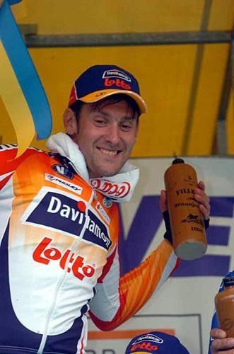 Nico Mattan (Davitamon-Lotto) gets a post-race recovery drink