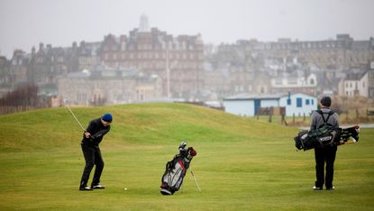 fergus bisset plays golf in winter