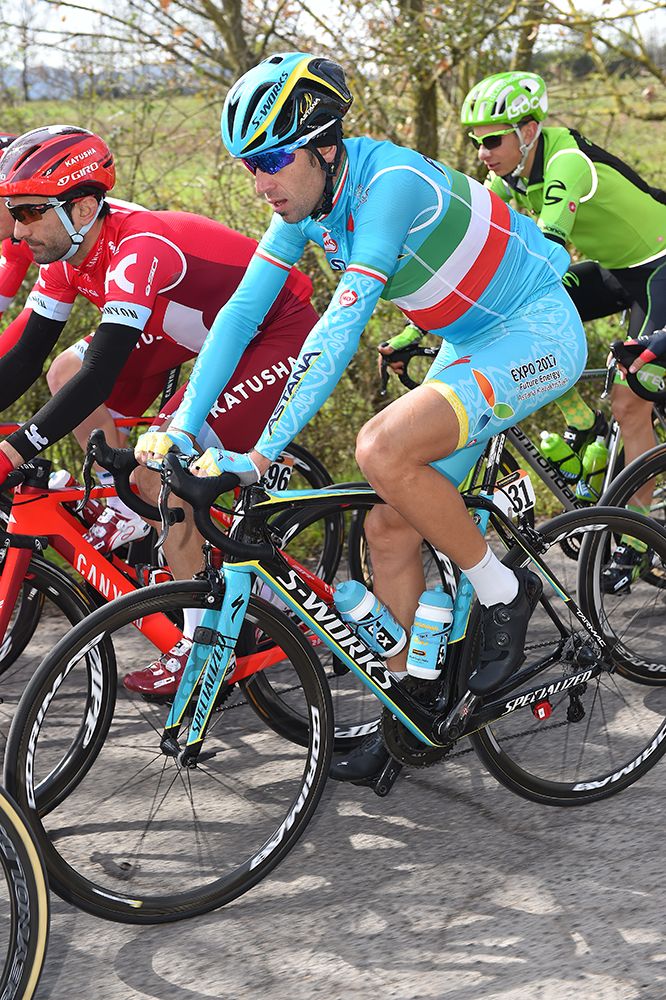 Vincenzo Nibali sits in the bunch