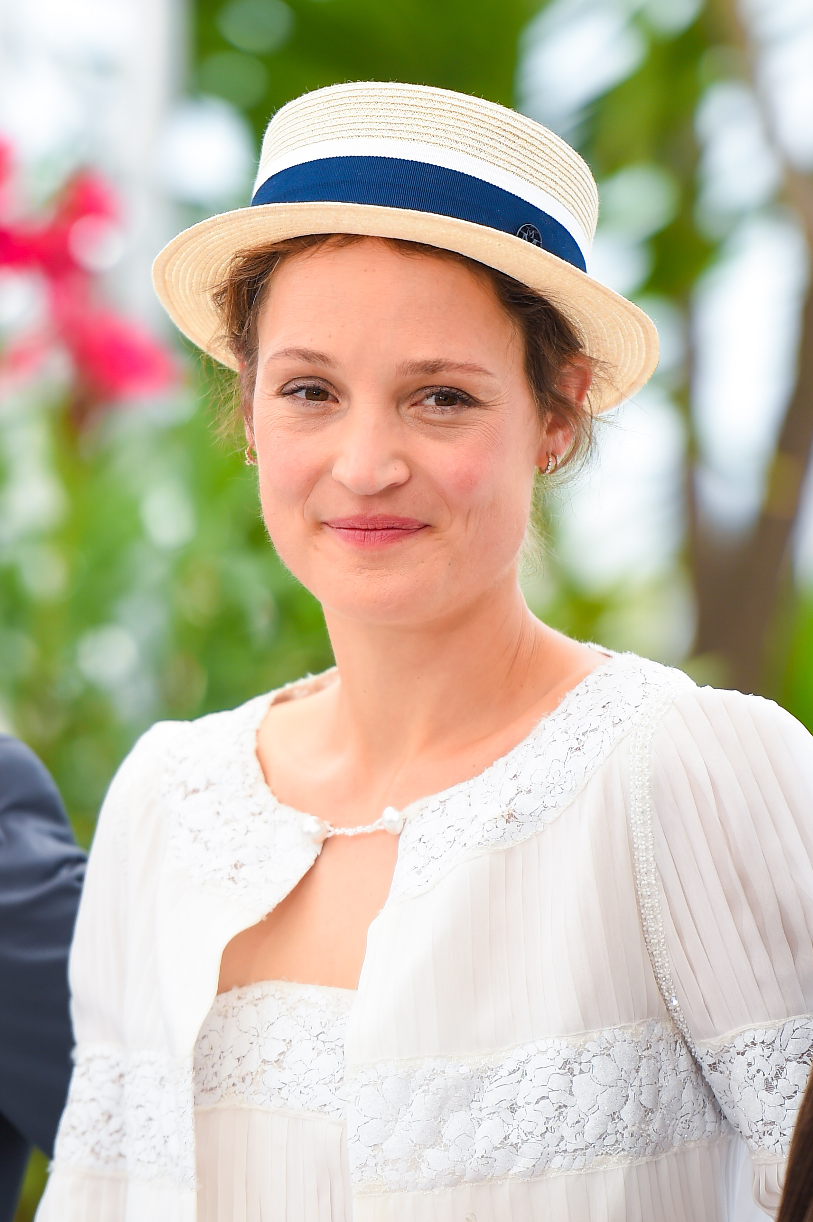 hat - Vicky Krieps