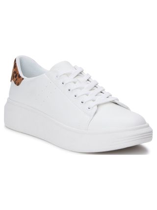 White tennis shoe