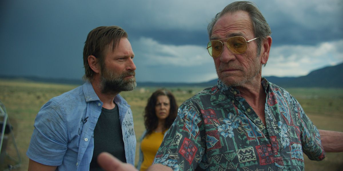 In &#039;Wander,&#039; Aaron Eckhart and Tommy Lee Jones play podcast cohosts who investigate the murder of a young woman in a sleepy Southwestern town.