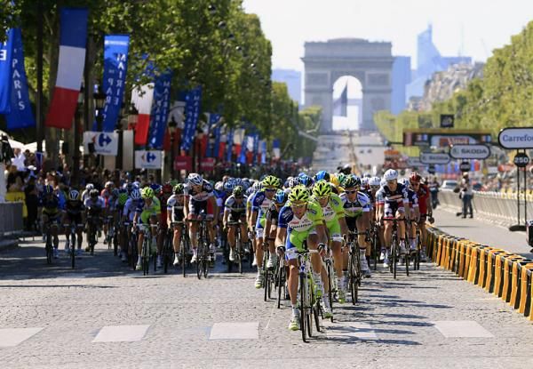 Liquigas-Cannondale works to set up Peter Sagan in the finale of stage 20 in Paris.
