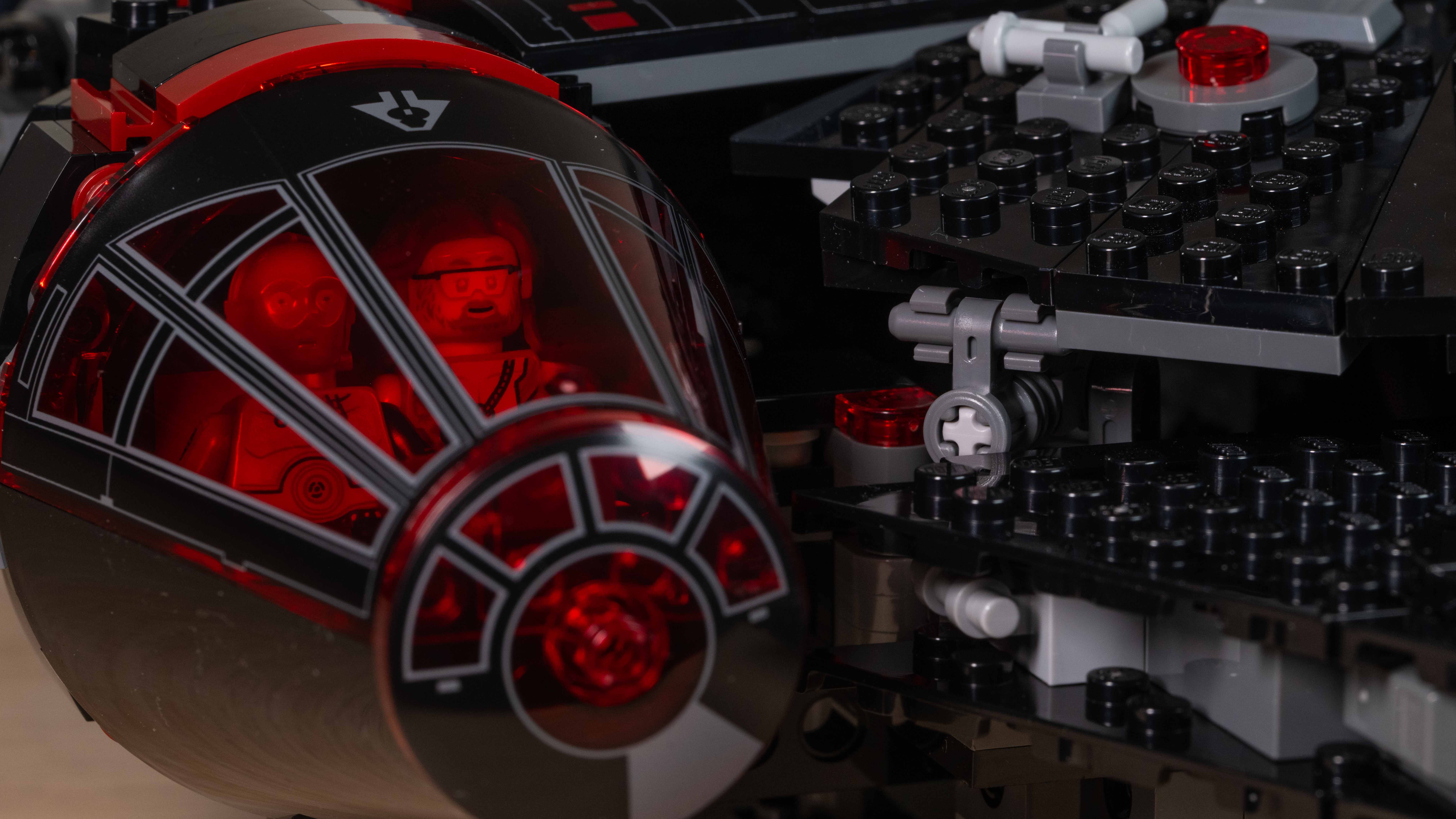 Lego Star Wars The Dark Falcon (75389) red cockpit canopy