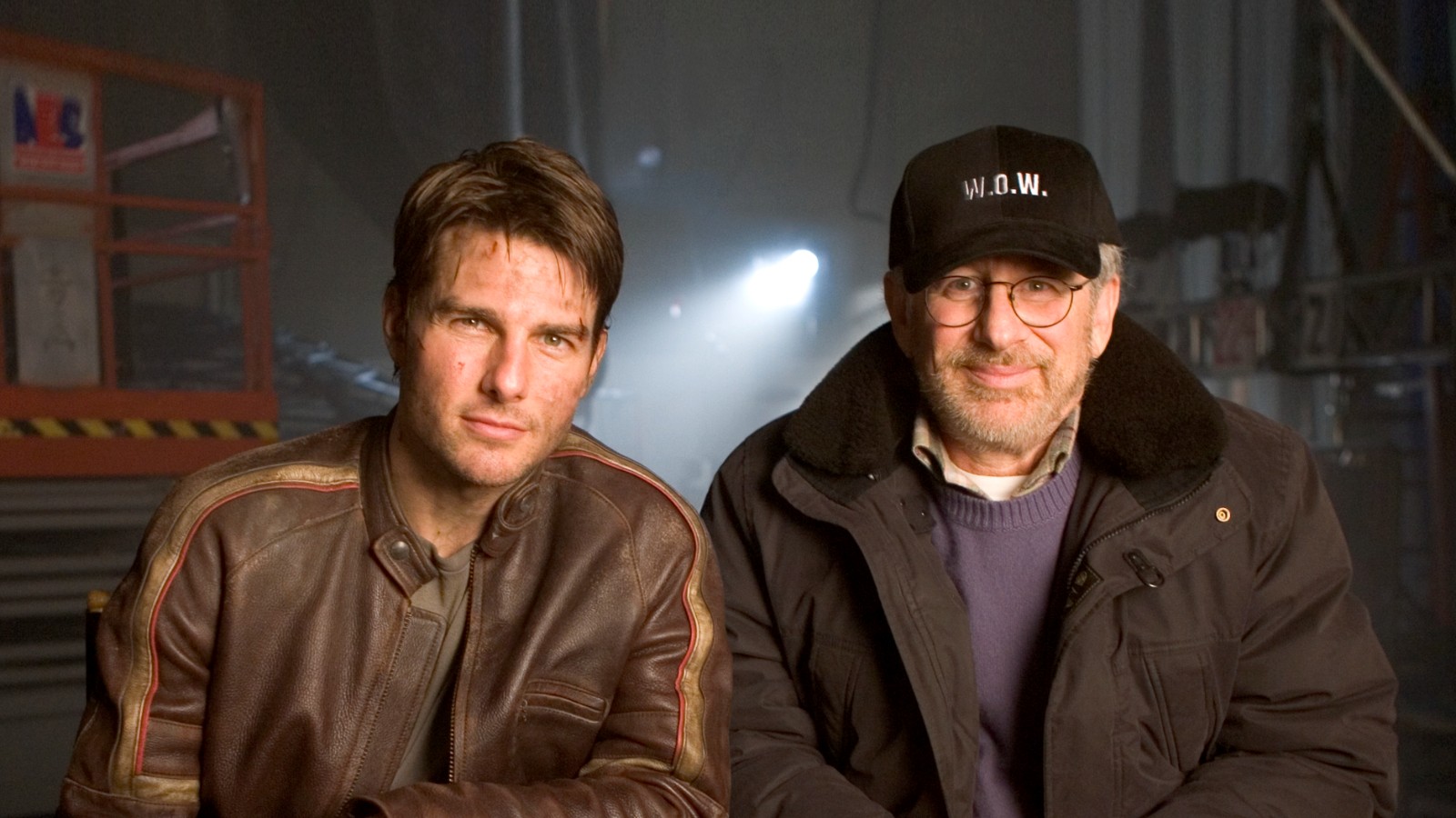 Press image from the sci-fi movie "World of the Worlds" (2005). Main actor Tom Cruise is sitting with the director, Steven Spielberg.