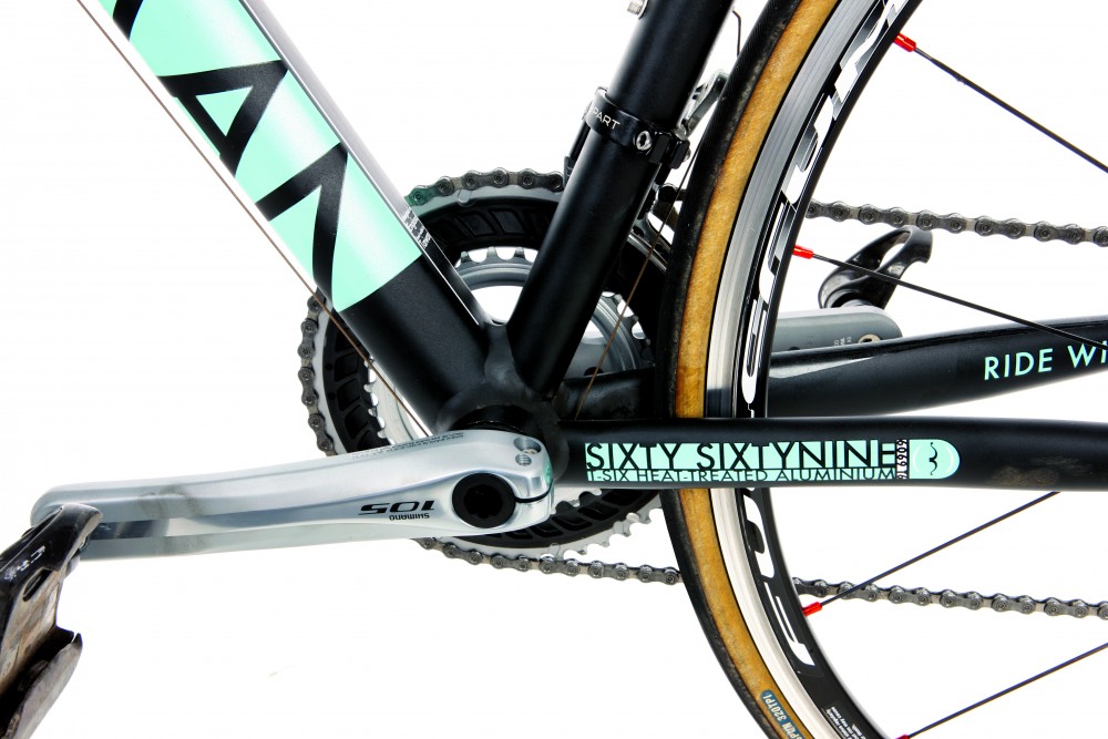 The push-fit bottom bracket accommodates a Shimano crankset