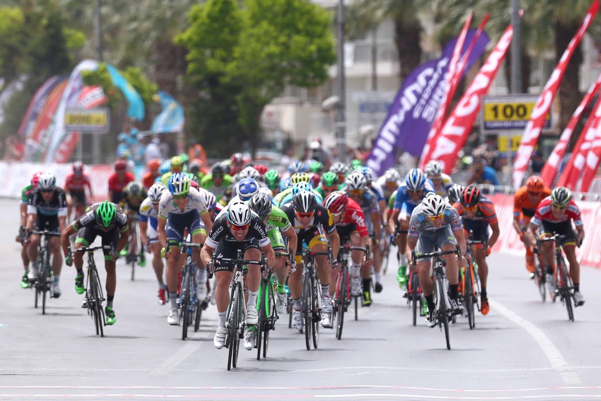 Mark Cavendish leads the sprint