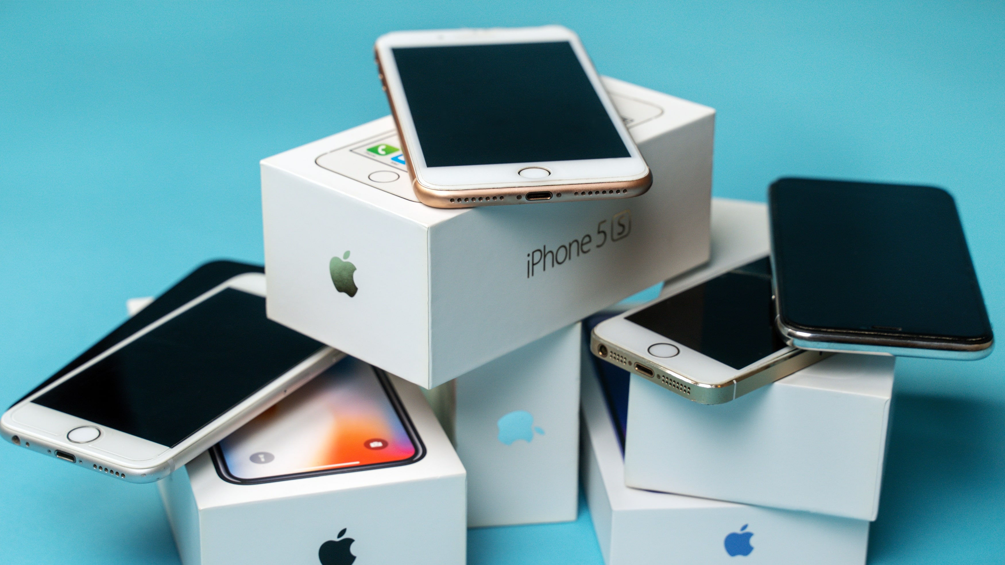 Una pila de iPhones usados