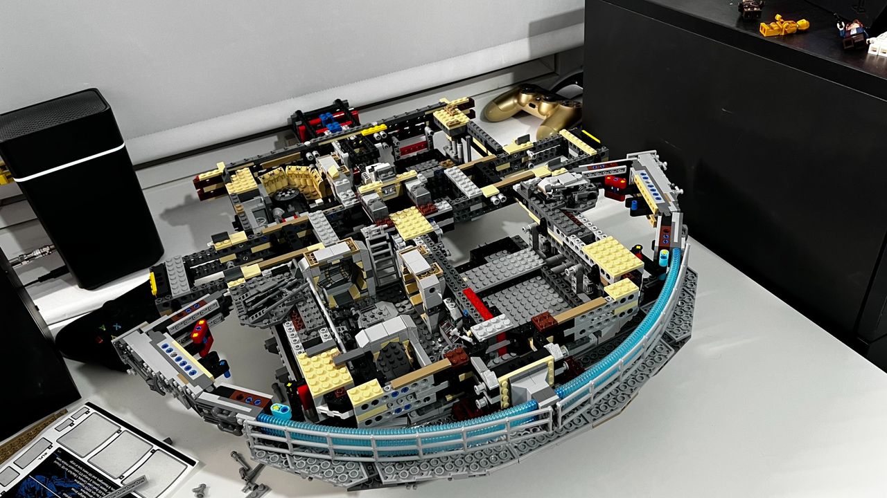 Lego Star Wars UCS Millennium Falcon 75192_Build in progress 3